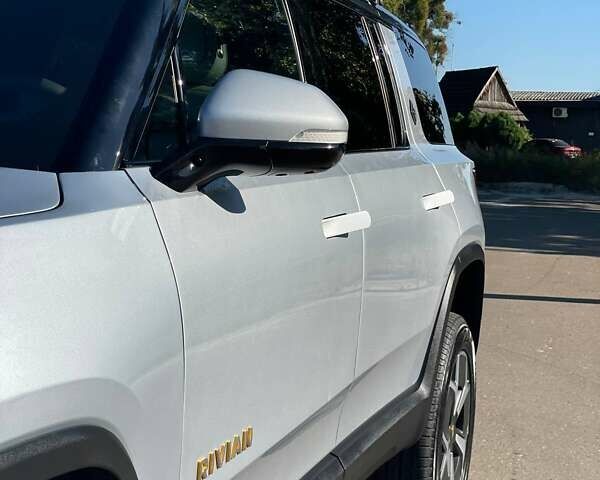 Сірий Rivian R1S, об'ємом двигуна 0 л та пробігом 2 тис. км за 47500 $, фото 10 на Automoto.ua