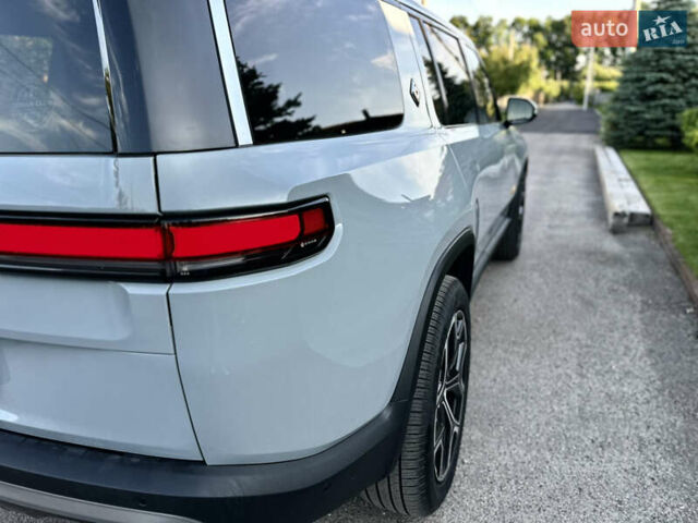 Серый Rivian R1S, объемом двигателя 0 л и пробегом 12 тыс. км за 51700 $, фото 9 на Automoto.ua