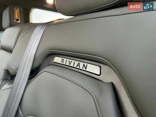 Серый Rivian R1S, объемом двигателя 0 л и пробегом 29 тыс. км за 57490 $, фото 37 на Automoto.ua