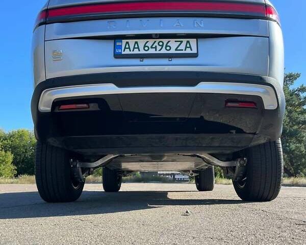 Сірий Rivian R1S, об'ємом двигуна 0 л та пробігом 2 тис. км за 47500 $, фото 15 на Automoto.ua
