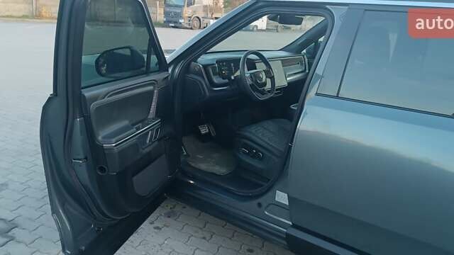 Серый Rivian R1S, объемом двигателя 0 л и пробегом 18 тыс. км за 47000 $, фото 1 на Automoto.ua