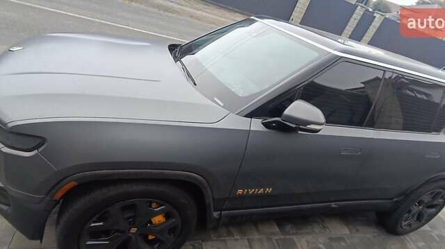 Серый Rivian R1S, объемом двигателя 0 л и пробегом 19 тыс. км за 57000 $, фото 4 на Automoto.ua