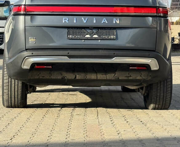Серый Rivian R1S, объемом двигателя 0 л и пробегом 15 тыс. км за 52000 $, фото 5 на Automoto.ua