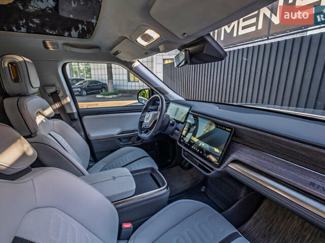 Серый Rivian R1S, объемом двигателя 0 л и пробегом 10 тыс. км за 49900 $, фото 25 на Automoto.ua