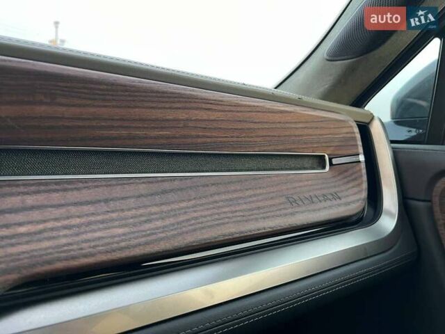 Серый Rivian R1S, объемом двигателя 0 л и пробегом 29 тыс. км за 57490 $, фото 31 на Automoto.ua