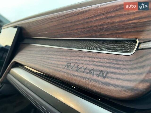 Серый Rivian R1S, объемом двигателя 0 л и пробегом 29 тыс. км за 57490 $, фото 47 на Automoto.ua