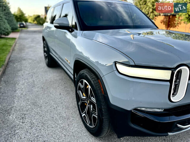 Серый Rivian R1S, объемом двигателя 0 л и пробегом 12 тыс. км за 51700 $, фото 6 на Automoto.ua