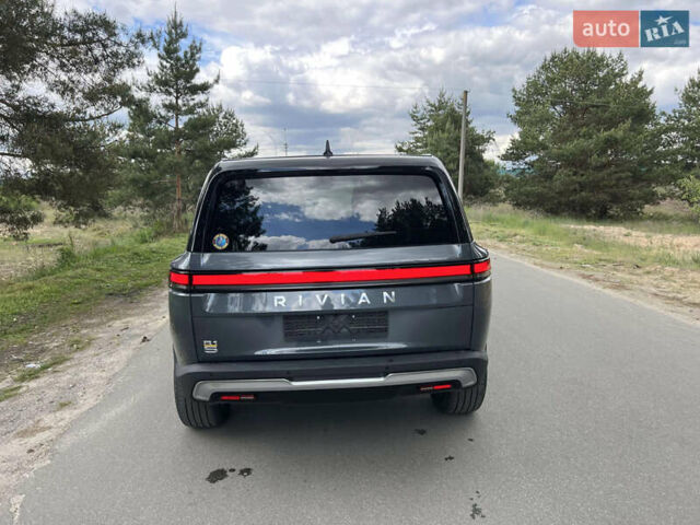 Серый Rivian R1S, объемом двигателя 0 л и пробегом 39 тыс. км за 56000 $, фото 2 на Automoto.ua