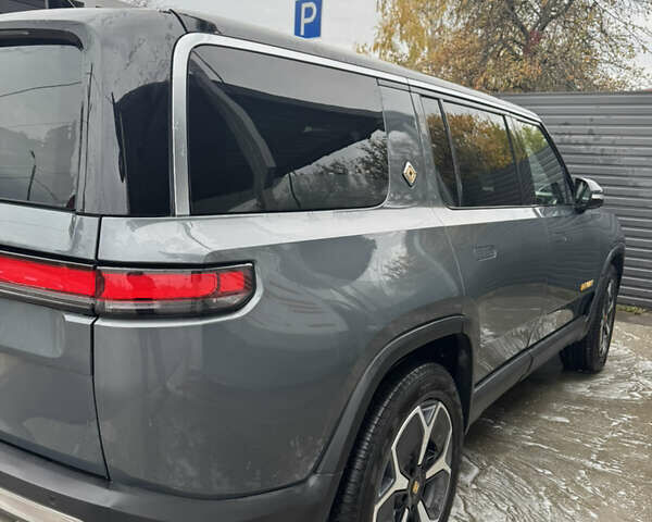 Серый Rivian R1S, объемом двигателя 0 л и пробегом 28 тыс. км за 49900 $, фото 2 на Automoto.ua