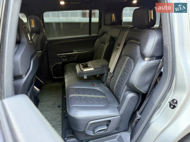 Серый Rivian R1S, объемом двигателя 0 л и пробегом 13 тыс. км за 49000 $, фото 13 на Automoto.ua