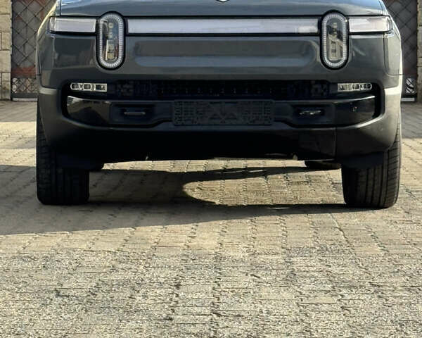 Серый Rivian R1S, объемом двигателя 0 л и пробегом 15 тыс. км за 52000 $, фото 2 на Automoto.ua