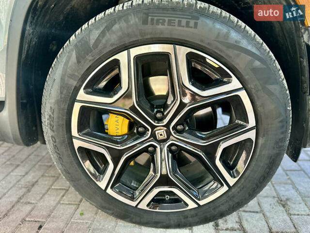Серый Rivian R1S, объемом двигателя 0 л и пробегом 12 тыс. км за 51700 $, фото 38 на Automoto.ua