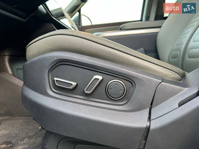 Серый Rivian R1S, объемом двигателя 0 л и пробегом 29 тыс. км за 57490 $, фото 20 на Automoto.ua