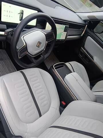 Серый Rivian R1S, объемом двигателя 0 л и пробегом 19 тыс. км за 57000 $, фото 5 на Automoto.ua