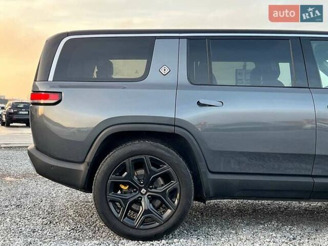 Серый Rivian R1S, объемом двигателя 0 л и пробегом 29 тыс. км за 57490 $, фото 7 на Automoto.ua