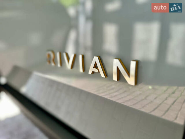 Серый Rivian R1S, объемом двигателя 0 л и пробегом 12 тыс. км за 51700 $, фото 39 на Automoto.ua