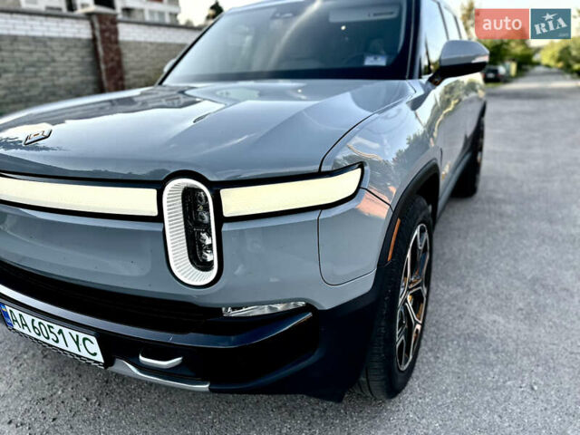 Серый Rivian R1S, объемом двигателя 0 л и пробегом 12 тыс. км за 51700 $, фото 3 на Automoto.ua