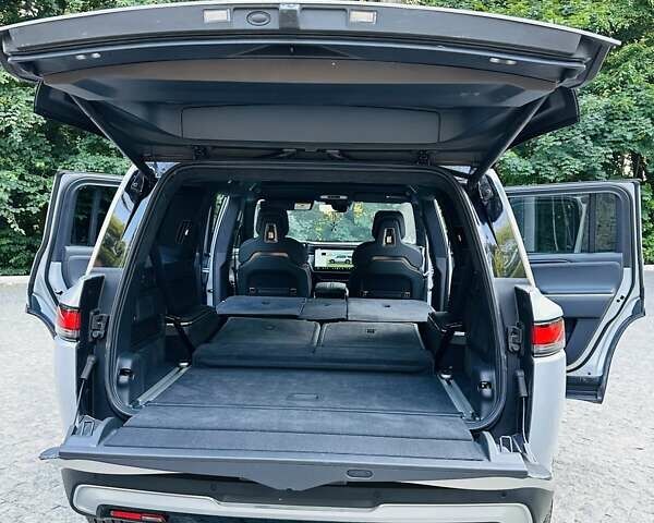 Сірий Rivian R1S, об'ємом двигуна 0 л та пробігом 2 тис. км за 61500 $, фото 4 на Automoto.ua