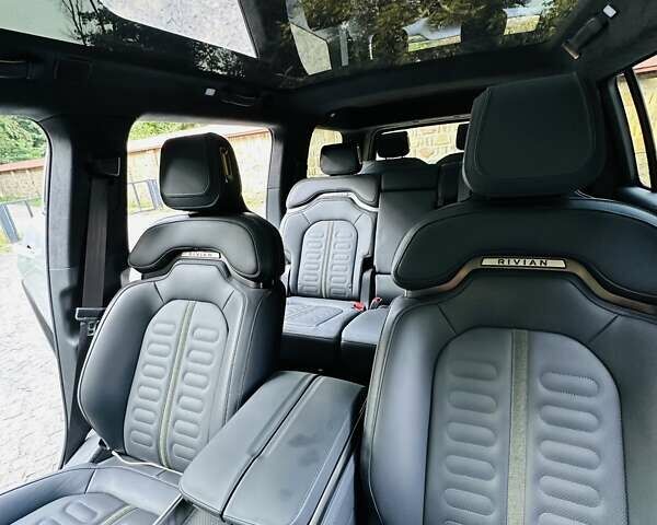Сірий Rivian R1S, об'ємом двигуна 0 л та пробігом 2 тис. км за 61500 $, фото 8 на Automoto.ua
