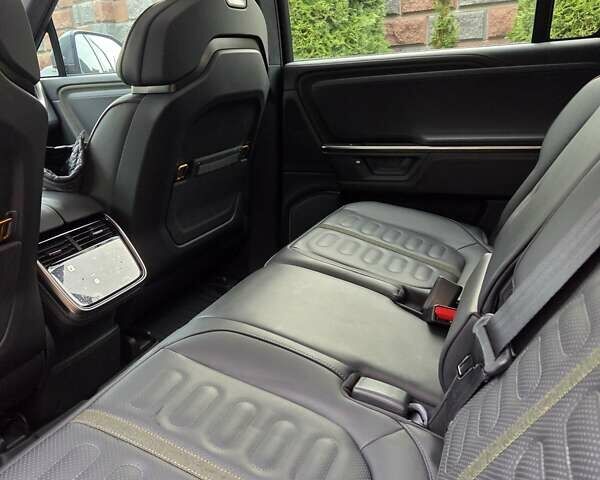 Сірий Rivian R1S, об'ємом двигуна 0 л та пробігом 6 тис. км за 62999 $, фото 3 на Automoto.ua