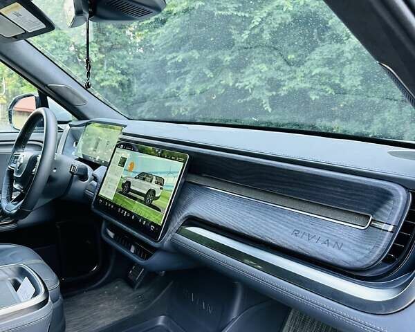 Сірий Rivian R1S, об'ємом двигуна 0 л та пробігом 2 тис. км за 61500 $, фото 13 на Automoto.ua