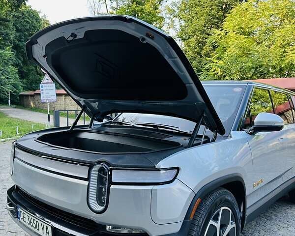 Сірий Rivian R1S, об'ємом двигуна 0 л та пробігом 2 тис. км за 61500 $, фото 6 на Automoto.ua