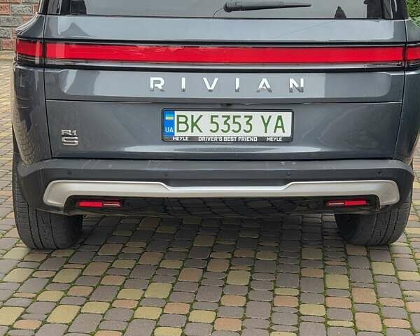 Сірий Rivian R1S, об'ємом двигуна 0 л та пробігом 6 тис. км за 62999 $, фото 2 на Automoto.ua