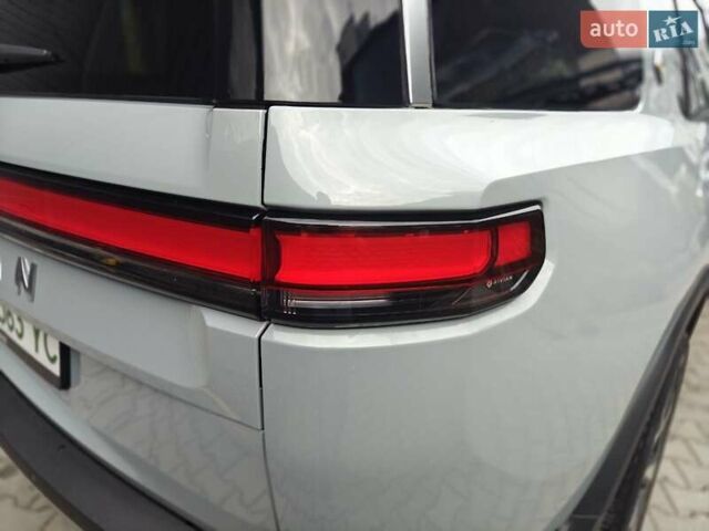 Синий Rivian R1S, объемом двигателя 0 л и пробегом 18 тыс. км за 58900 $, фото 10 на Automoto.ua