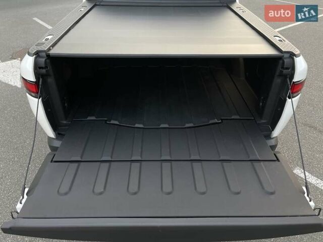 Белый Rivian R1T, объемом двигателя 0 л и пробегом 10 тыс. км за 49500 $, фото 15 на Automoto.ua