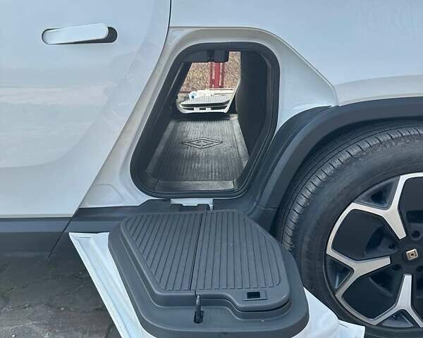 Белый Rivian R1T, объемом двигателя 0 л и пробегом 27 тыс. км за 55000 $, фото 16 на Automoto.ua