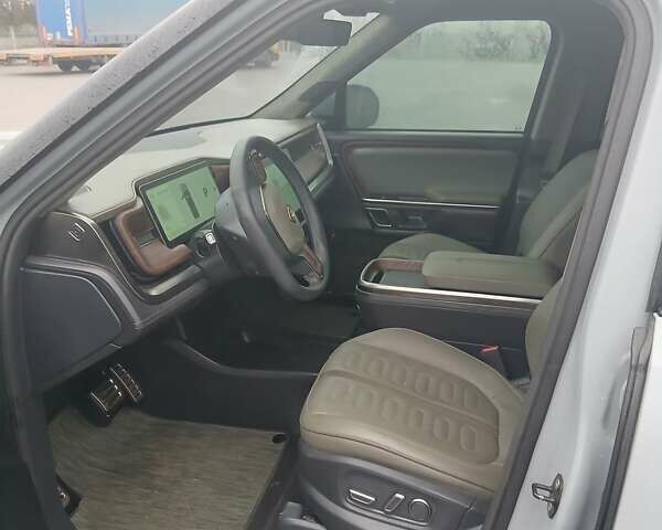 Сірий Rivian R1T, об'ємом двигуна 0 л та пробігом 49 тис. км за 43500 $, фото 12 на Automoto.ua