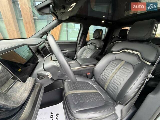 Серый Rivian R1T, объемом двигателя 0 л и пробегом 22 тыс. км за 47000 $, фото 11 на Automoto.ua