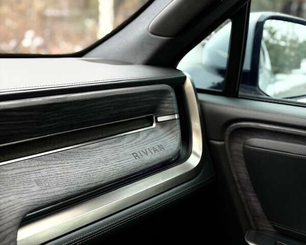 Сірий Rivian R1T, об'ємом двигуна 0 л та пробігом 63 тис. км за 43500 $, фото 12 на Automoto.ua