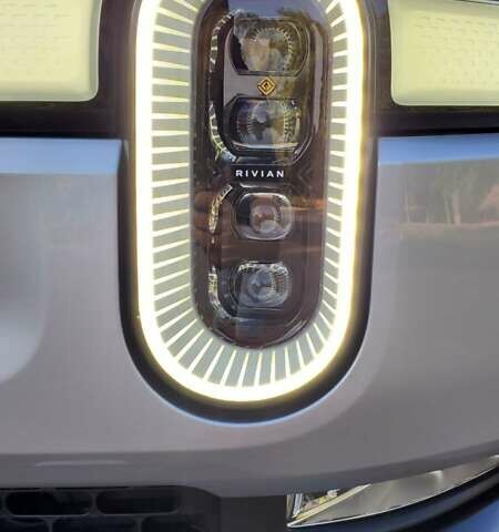 Серый Rivian R1T, объемом двигателя 0 л и пробегом 7 тыс. км за 54950 $, фото 12 на Automoto.ua
