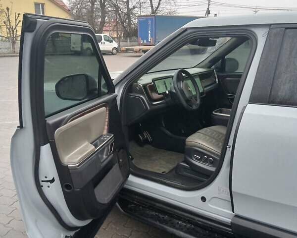Сірий Rivian R1T, об'ємом двигуна 0 л та пробігом 49 тис. км за 43500 $, фото 11 на Automoto.ua