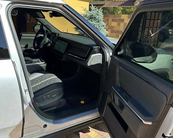 Сірий Rivian R1T, об'ємом двигуна 0 л та пробігом 64 тис. км за 43500 $, фото 5 на Automoto.ua