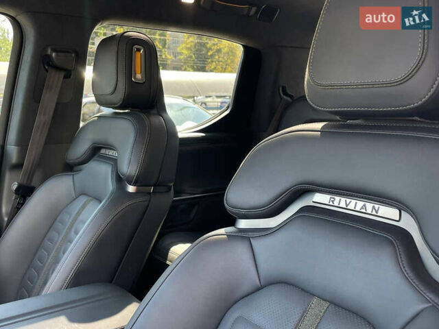 Сірий Rivian R1T, об'ємом двигуна 0 л та пробігом 20 тис. км за 57699 $, фото 16 на Automoto.ua