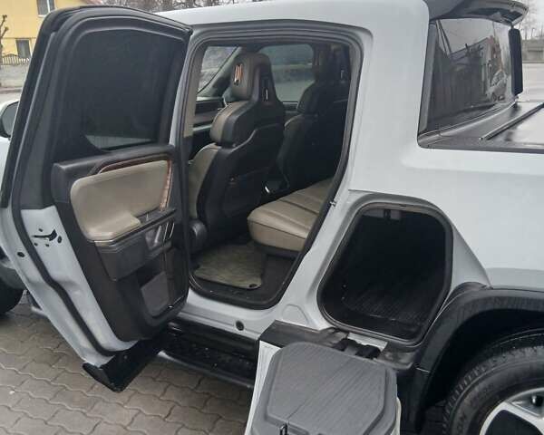 Сірий Rivian R1T, об'ємом двигуна 0 л та пробігом 49 тис. км за 43500 $, фото 15 на Automoto.ua