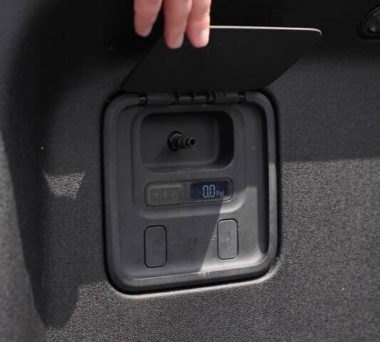 Серый Rivian R1T, объемом двигателя 0 л и пробегом 43 тыс. км за 47500 $, фото 15 на Automoto.ua