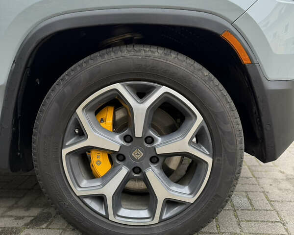 Сірий Rivian R1T, об'ємом двигуна 0 л та пробігом 56 тис. км за 42850 $, фото 15 на Automoto.ua