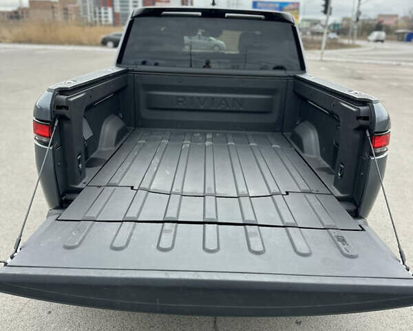 Серый Rivian R1T, объемом двигателя 0 л и пробегом 75 тыс. км за 43500 $, фото 24 на Automoto.ua