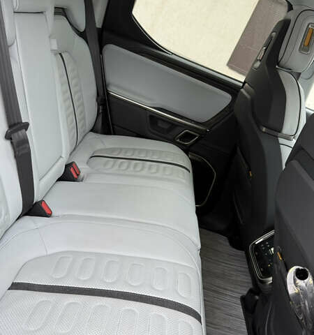 Сірий Rivian R1T, об'ємом двигуна 0 л та пробігом 35 тис. км за 57500 $, фото 7 на Automoto.ua