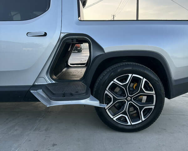 Серый Rivian R1T, объемом двигателя 0 л и пробегом 29 тыс. км за 51500 $, фото 10 на Automoto.ua