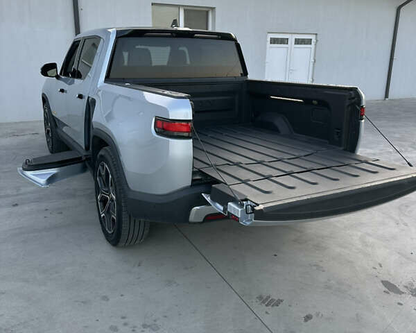 Серый Rivian R1T, объемом двигателя 0 л и пробегом 29 тыс. км за 51500 $, фото 8 на Automoto.ua