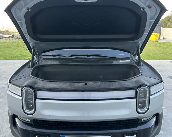Серый Rivian R1T, объемом двигателя 0 л и пробегом 29 тыс. км за 51500 $, фото 12 на Automoto.ua