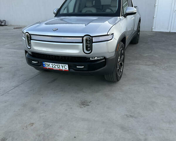 Серый Rivian R1T, объемом двигателя 0 л и пробегом 29 тыс. км за 51500 $, фото 2 на Automoto.ua