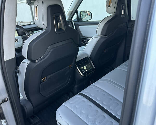 Серый Rivian R1T, объемом двигателя 0 л и пробегом 29 тыс. км за 51500 $, фото 15 на Automoto.ua