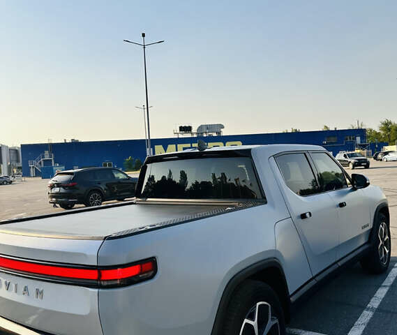 Серый Rivian R1T, объемом двигателя 0 л и пробегом 2 тыс. км за 80000 $, фото 7 на Automoto.ua