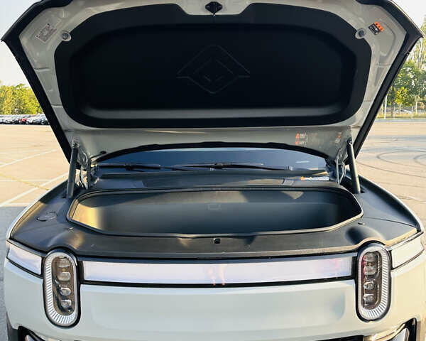 Серый Rivian R1T, объемом двигателя 0 л и пробегом 2 тыс. км за 80000 $, фото 11 на Automoto.ua