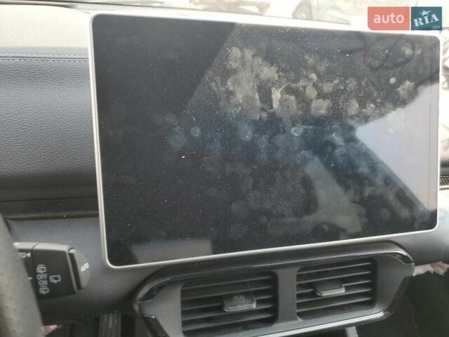 Белый VinFast VF-8, объемом двигателя 0 л и пробегом 18 тыс. км за 12500 $, фото 8 на Automoto.ua